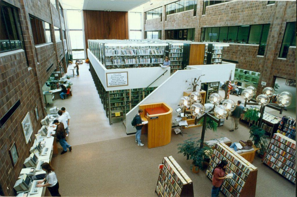 海合会图书馆内部航拍照片，显示旧的流通书籍位置, 新书, 无电梯的电脑, 等.